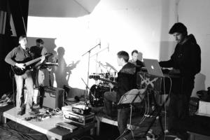 Gašper Piano - kitara, Matija Jašarov - programming, sampling, Primož Oberžan - efektor, tolkala, Dušan Kneževič - bas in Urban Krč - bobni